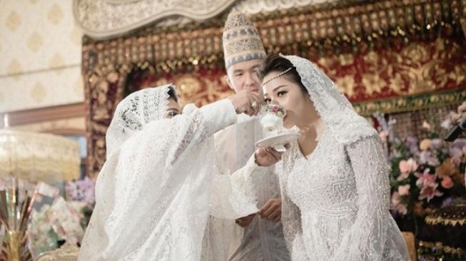 8 Momen Pengajian Empat Bulanan Nikita Willy, Dapat Gelar Mahkota Adat Lampung