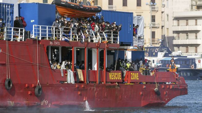 Kapal Sea Eye 4 yang membawa para migran dari Laut Mediterania tiba di Pelabuhan Trapani, Sisilia, Italia, pada (8/11/2021). [GIOVANNI ISOLINO / AFP]