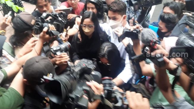 Rachel Vennya tiba di Polda Metro Jaya untuk jalani pemeriksaan. [Suara.com/Evi Ariska]