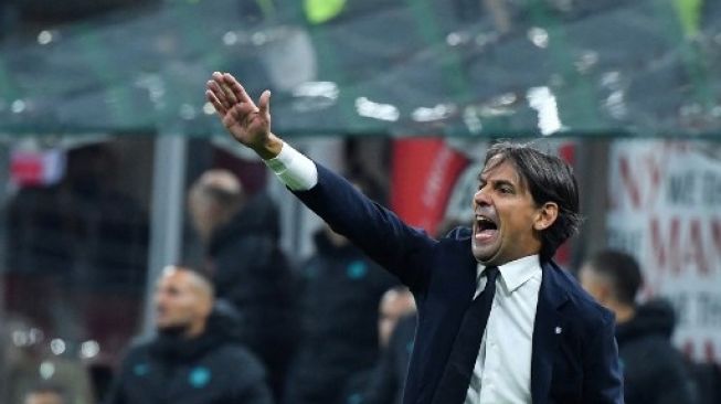 Terpeleset di Tangga Stadion, Simone Inzaghi Jadi Bahan Tertawaan Warganet