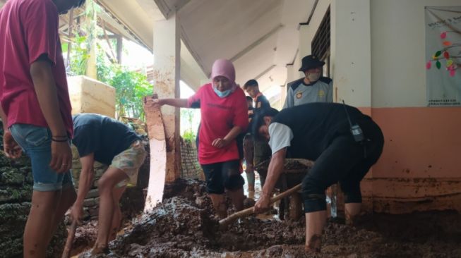 Pengalaman Menyeramkan Seorang Guru SMP di Bandung Barat saat Sekolahnya Diterjang Banjir