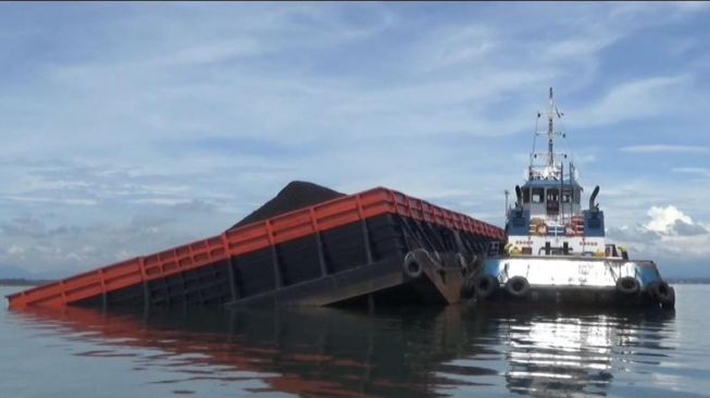 Kapal Tongkang Muatan Batu Bara Diduga Tumpah di Perairan Banyuwangi