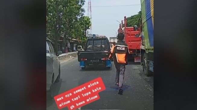 Video seorang relawan berlari membelah kemacetan untuk membuka jalan ambulans, viral di media sosial. [TikTok]