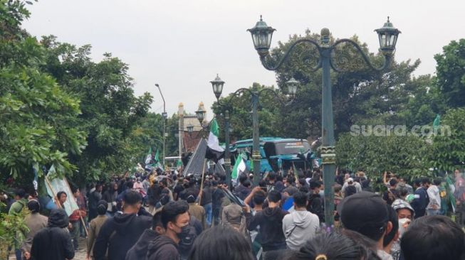 Pulang Kampung, Rombongan PSS Sleman Disambut Ribuan Suporter