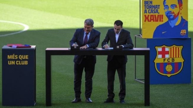 Xavi Hernandez diperkenalkan secara resmi sebagai pelatih baru Barcelona. Perkenalan tersebut digelar di Camp Nou, Senin (8/11/2021). [AFP]