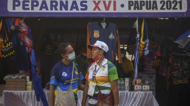 Panitia berbincang di depan salah satu tenda peserta Festival Peparnas Papua yang digelar di Kompleks Stadion Lukas Enembe, Kabupaten Jayapura, Papua, Senin (8/11/2021). [ANTARA FOTO/Raisan Al Farisi]