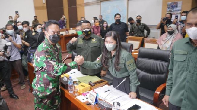 Kenakan Outfit Ala Militer saat Uji Kelayakan Jenderal Andika, Komisi I Disebut Norak