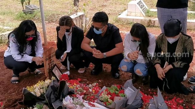 Keluarga dan kerabat ziarah ke makam Vanessa Angel dan Bibi Ardiansyah [Suara.com/Yuliani]