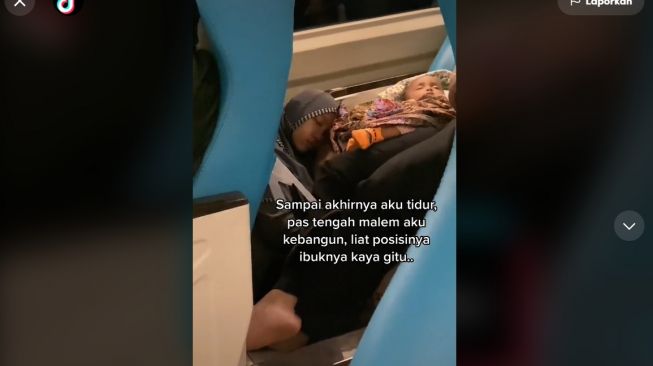 Anak Nangis Terus Sepanjang Perjalanan, Ibu ini Rela Duduk di Lantai Kereta (TikTok)