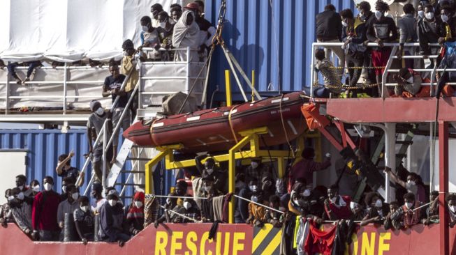 Kapal Sea Eye 4 yang membawa para migran dari Laut Mediterania tiba di Pelabuhan Trapani, Sisilia, Italia, pada (8/11/2021). [GIOVANNI ISOLINO / AFP]