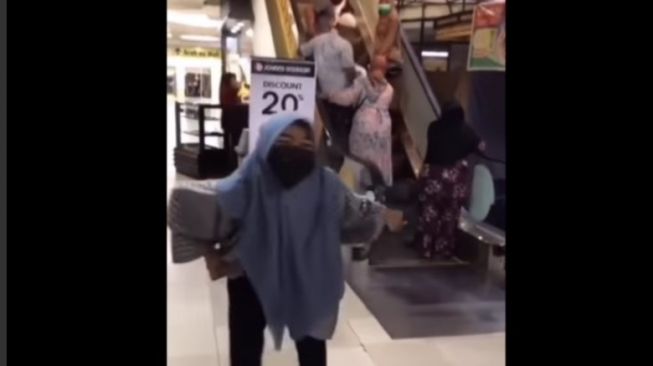 Viral Wanita Dikira Kram Kaki Saat di Mall, Warganet Justru Ngakak Gara-gara Lihat Ini