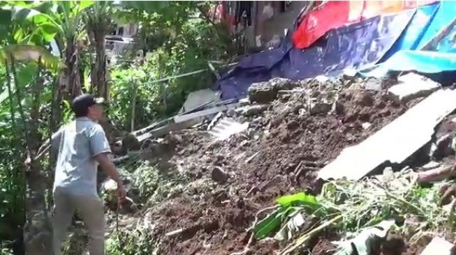 Akibat Hujan Deras, Longsor Hantam Dua Rumah Warga