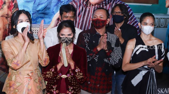 Para pemain dan kru film 'Losmen Bu Broto' saat gala premier di Kuningan, Jakarta Selatan, Selasa (9/11/2021). [Suara.com/Alfian Winanto]