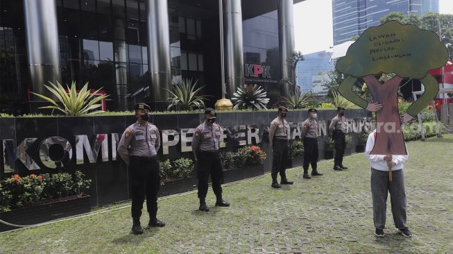 Polisi melakukan penjagaan saat sejumlah aktivis melakukan aksi demonstrasi dalam rangka menyambut Hari Pahlawan di depan Gedung Merah Putih Komisi Pemberantasan Korupsi (KPK), Kuningan, Jakarta, Selasa (9/11/2021). [Suara.com/Angga Budhiyanto]