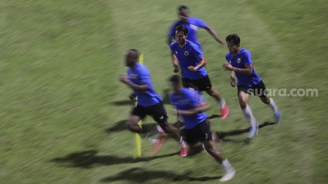 Sejumlah pemain Timnas Indonesia menjalani latihan di Lapangan B, Kompleks Gelora Bung Karno, Jakarta, Selasa (9/11/2021). [Suara.com/Angga Budhiyanto]