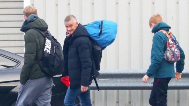Manajer Manchester United, Ole Gunnar Solskjaer (tengah) tertangkap kamera berada di bandara Manchester pada Senin (8/11/2021) untuk menjalani liburan singkat di negaranya, Norwegia setelah mendapat tekanan besar menyusul rentetan hasil buruk yang didapat Setan Merah. [Tribuna]