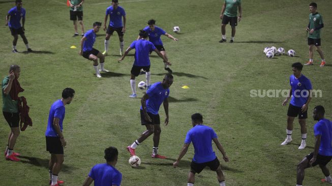 Sejumlah pemain Timnas Indonesia menjalani latihan di Lapangan B, Kompleks Gelora Bung Karno, Jakarta, Selasa (9/11/2021). [Suara.com/Angga Budhiyanto]