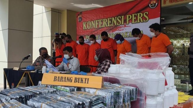 Jaringan Pengedar Obat Keras Ilegal Antarprovinsi Dibongkar, Polda DIY Amankan 8 Orang