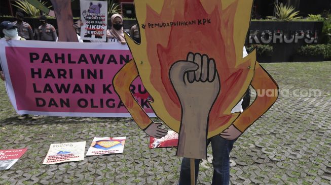 Aktivis yang tergabung dalam Gerakan #BersihkanIndonesia melakukan aksi demonstrasi dalam rangka menyambut Hari Pahlawan di depan Gedung Merah Putih Komisi Pemberantasan Korupsi (KPK), Kuningan, Jakarta, Selasa (9/11/2021). [Suara.com/Angga Budhiyanto]