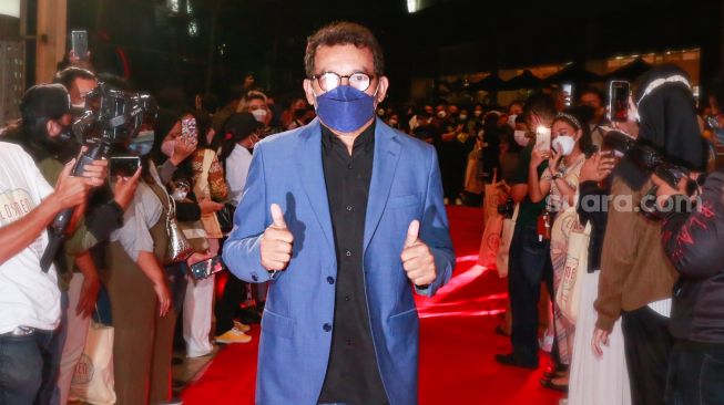 Aktor Mathias Muchus saat gala premier film 'Losmen Bu Broto' di Kuningan, Jakarta Selatan, Selasa (9/11/2021). [Suara.com/Alfian Winanto]