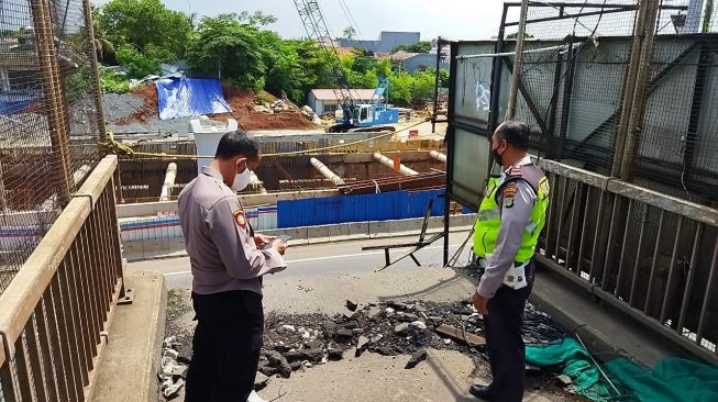 Polisi memeriksa TKP Bocah Jatuh dari Jembatan Curuq Jaya.[Selasa 09/11/2021]