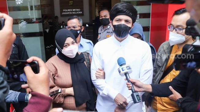 Pasangan Atta Halilintar dan Aurel Hermansyah ketika ditemui usai mencabut laporannya di Polres Metro Jakarta Selatan, Selasa (9/11/2021). [Suara.com/Alfian Winanto]