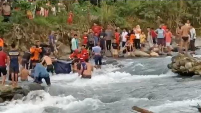 Proses evakuasi jasad bocah yang tewas terbawa arus sungai di Kota Padang. [Dok.Istimewa]