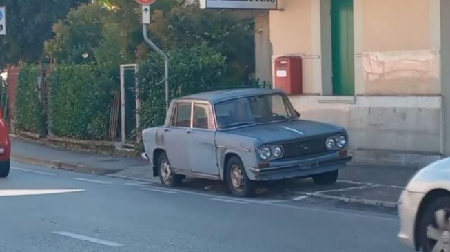 Ditinggal Parkir 47 Tahun, Mobil Tua Ini Malah Disulap Jadi Monumen oleh Pemerintah