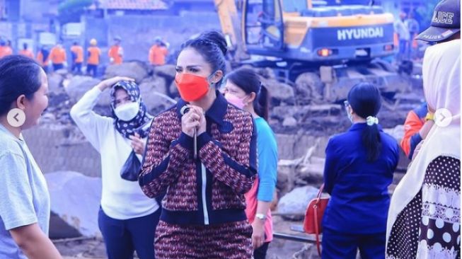 Momen Krisdayanti Bantu Korban Banjir Bandang. [Instagram/@krisdayantilemos]