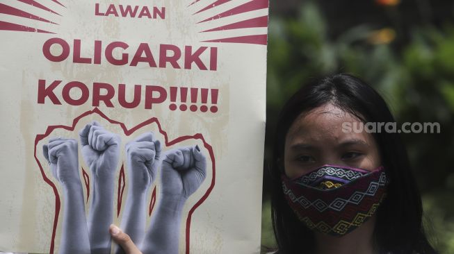 Aktivis yang tergabung dalam Gerakan #BersihkanIndonesia membawa poster saat melakukan aksi demonstrasi dalam rangka menyambut Hari Pahlawan di depan Gedung Merah Putih Komisi Pemberantasan Korupsi (KPK), Kuningan, Jakarta, Selasa (9/11/2021). [Suara.com/Angga Budhiyanto]