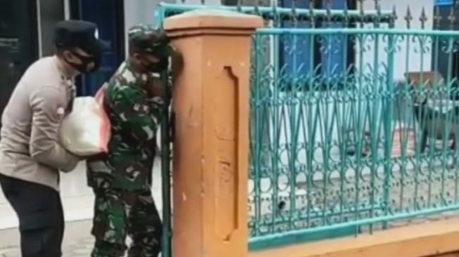 Bikin Kaget Emak-emak di Jalan, Aksi Anggota TNI dan Polisi Ini Bikin Publik Baper