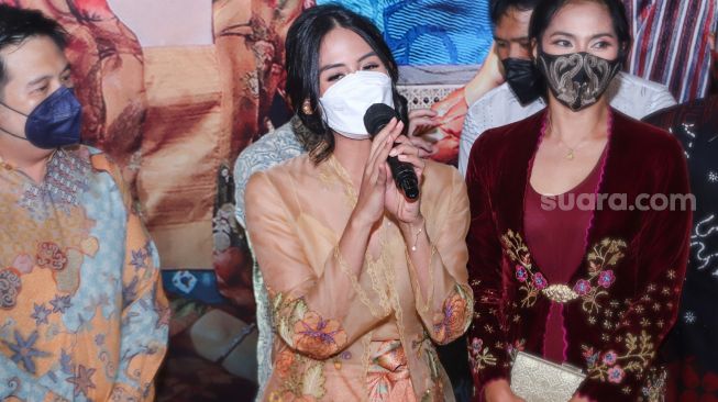 Aktris Maudy Ayunda saat gala premiere film 'Losmen Bu Broto' di Kuningan, Jakarta Selatan, Selasa (9/11/2021). [Suara.com/Alfian Winanto]