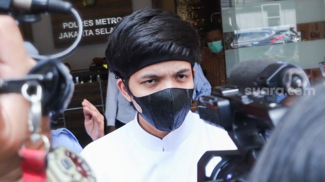 Youtuber Atta Halilintar dan Aurel Hermansyah ketika ditemui usai mencabut laporannya di Polres Metro Jakarta Selatan, Selasa (9/11/2021). [Suara.com/Alfian Winanto]