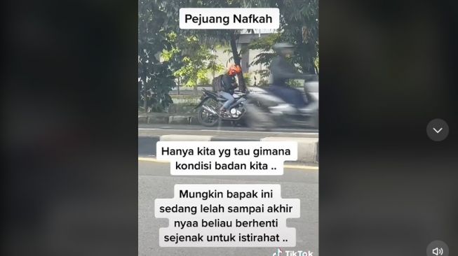 Haru Pejuang Nafkah Kelelahan, Sampai Tidur di Atas Motor di Pinggir Jalan