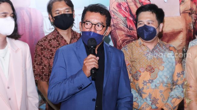 Aktor Mathias Muchus saat gala premier film 'Losmen Bu Broto' di Kuningan, Jakarta Selatan, Selasa (9/11/2021). [Suara.com/Alfian Winanto]