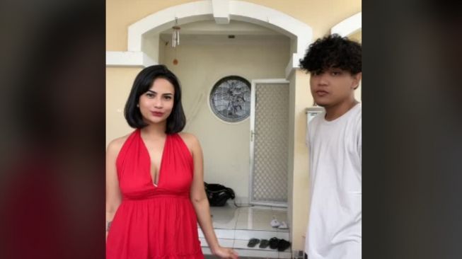 Potret Kedekatan Tubagus Joddy dan Vanessa Angel. (TikTok/@vanessaangelnih)