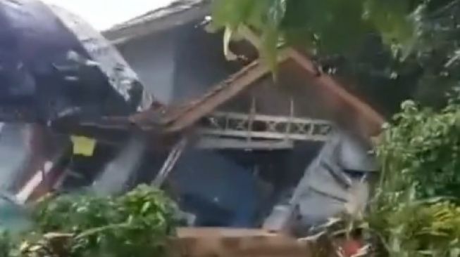 Sempat Viral di Medsos, Kades Ungkap Penyebab Ambruknya Rumah di Kadudampit Sukabumi