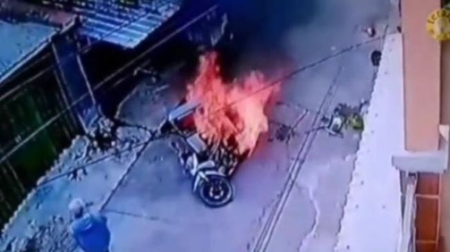 Viral, Motor dan Gerobak Bakso Ludes Terbakar di Perumahan Bojonggede