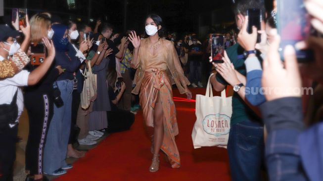 Aktris Maudy Ayunda saat gala premiere film 'Losmen Bu Broto' di Kuningan, Jakarta Selatan, Selasa (9/11/2021). [Suara.com/Alfian Winanto]