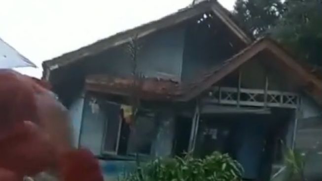 Detik-detik rumah roboh di Sukabumi. [Instagram]