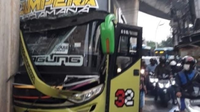 Hindari Pemotor, Bus Seruduk Tiang Beton Di Pesanggrahan