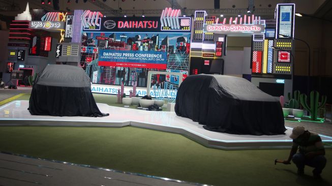 Pekerja menyelesaikan pembuatan ruang pamer mobil salah satu peserta pameran Gaikindo Indonesia Internasional Auto Show (GIIAS) 2021 di Indonesia Convention Exhibition (ICE) BSD, Serpong, Tangerang, Banten, Selasa (9/11/2021). ANTARA FOTO/Muhammad Iqbal