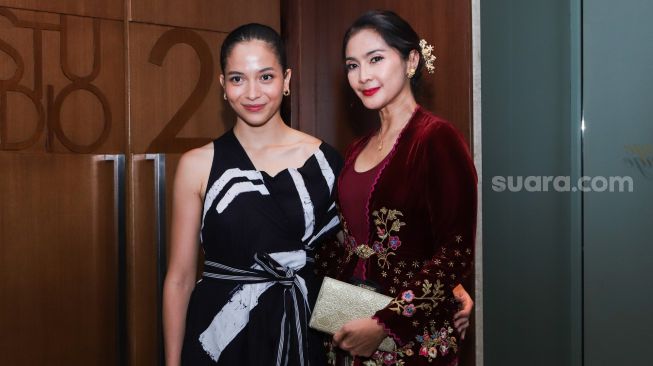 Aktris Maudy Koesnaedy dan Putri Marino ketika ditemui saat gala premier film 'Losmen Bu Broto' di Kuningan, Jakarta Selatan, Selasa (9/11/2021). [Suara.com/Alfian Winanto]