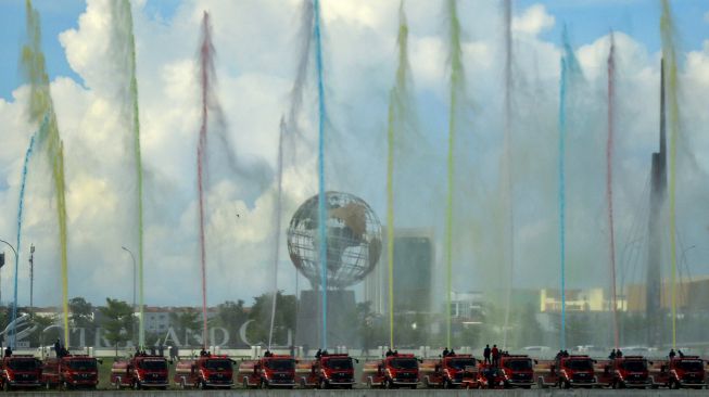 Petugas pemadam kebakaran melakukan atrkasi menyemprotkan air berwarna di Center Point of Indonesia (CPI), Makassar, Sulawesi Selatan, Selasa (9/11/2021). ANTARA FOTO/Abriawan Abh