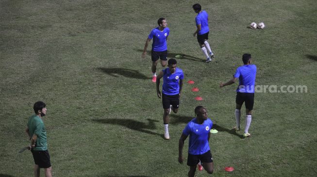 Sejumlah pemain Timnas Indonesia menjalani latihan di Lapangan B, Kompleks Gelora Bung Karno, Jakarta, Selasa (9/11/2021). [Suara.com/Angga Budhiyanto]