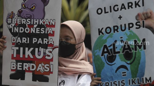 Aktivis yang tergabung dalam Gerakan #BersihkanIndonesia membawa poster saat melakukan aksi demonstrasi dalam rangka menyambut Hari Pahlawan di depan Gedung Merah Putih Komisi Pemberantasan Korupsi (KPK), Kuningan, Jakarta, Selasa (9/11/2021). [Suara.com/Angga Budhiyanto]