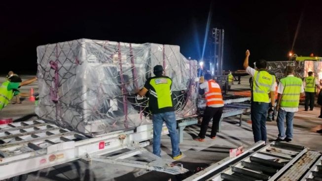 Logistik World Superbike saat tiba di Bandara Lombok, Kabupaten Lombok Tengah, Selasa (9/11/2021). ANTARA/Akhyar Rosidi.