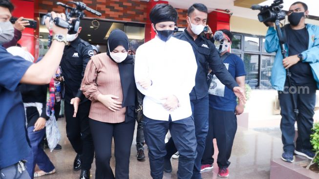 Pasangan Atta Halilintar dan Aurel Hermansyah ketika ditemui usai mencabut laporannya di Polres Metro Jakarta Selatan, Selasa (9/11/2021). [Suara.com/Alfian Winanto]