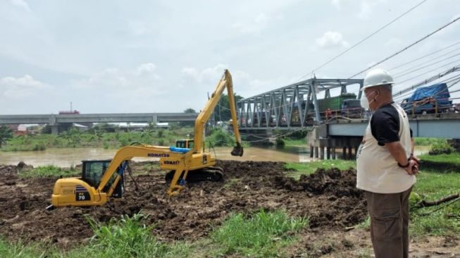 Berpacu dengan Waktu, 17 Alat Berat Dikerahkan Pemkab Gresik Buat Keruk Kali Lamong