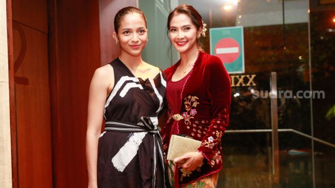 Aktris Maudy Koesnaedy dan Putri Marino ketika ditemui saat gala premier film 'Losmen Bu Broto' di Kuningan, Jakarta Selatan, Selasa (9/11/2021). [Suara.com/Alfian Winanto]